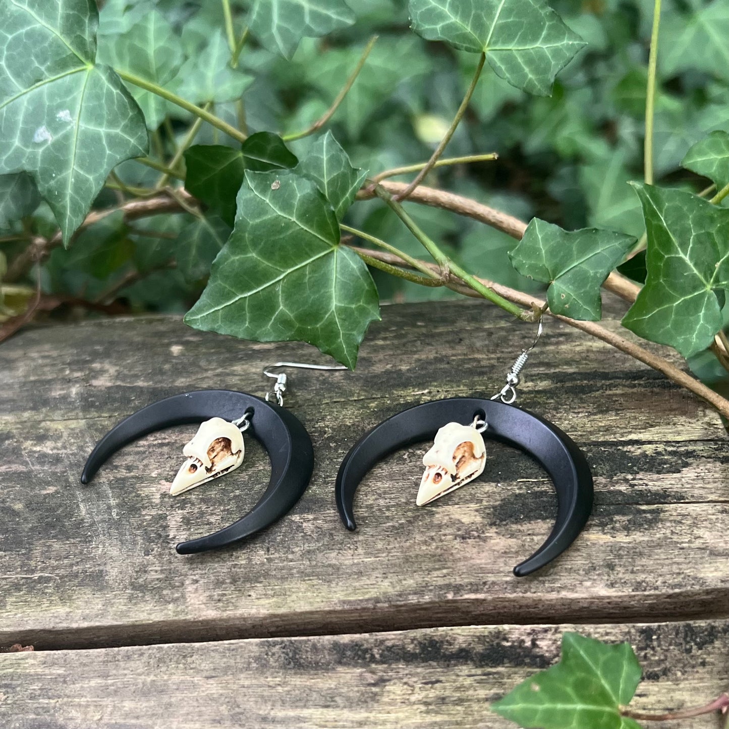 Boucles d’oreilles Morrigan - Lune et crâne de corbeau