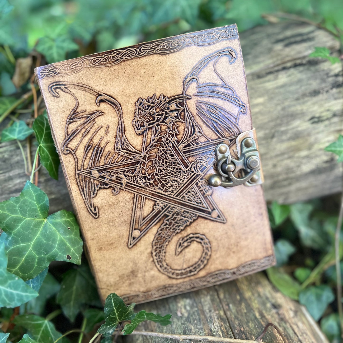 Grimoire en cuir - Dragon et Pentagramme
