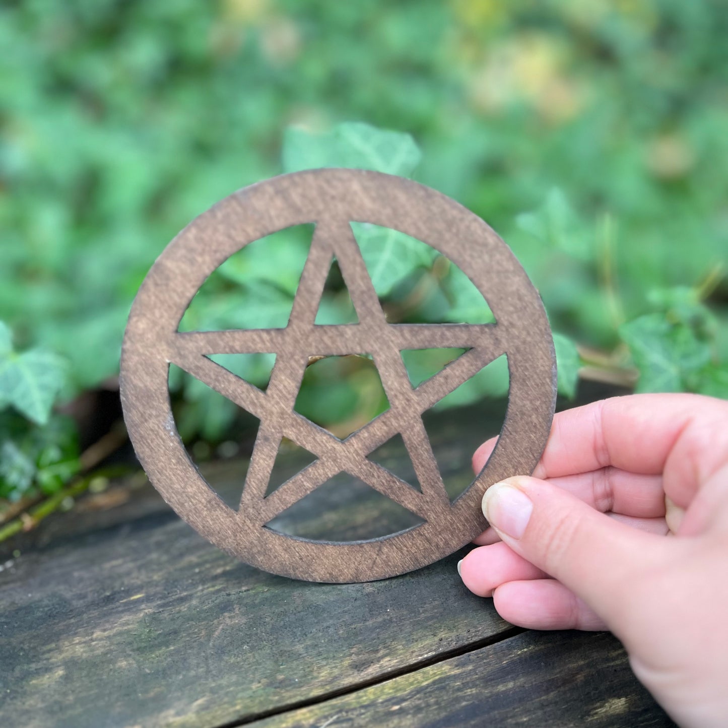 Pentacle en bois - décor autel - ornement à suspendre