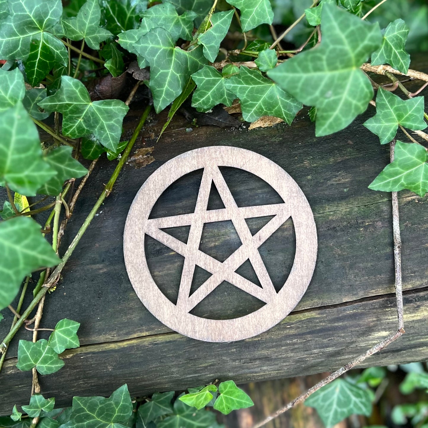 Pentacle en bois - décor autel - ornement à suspendre