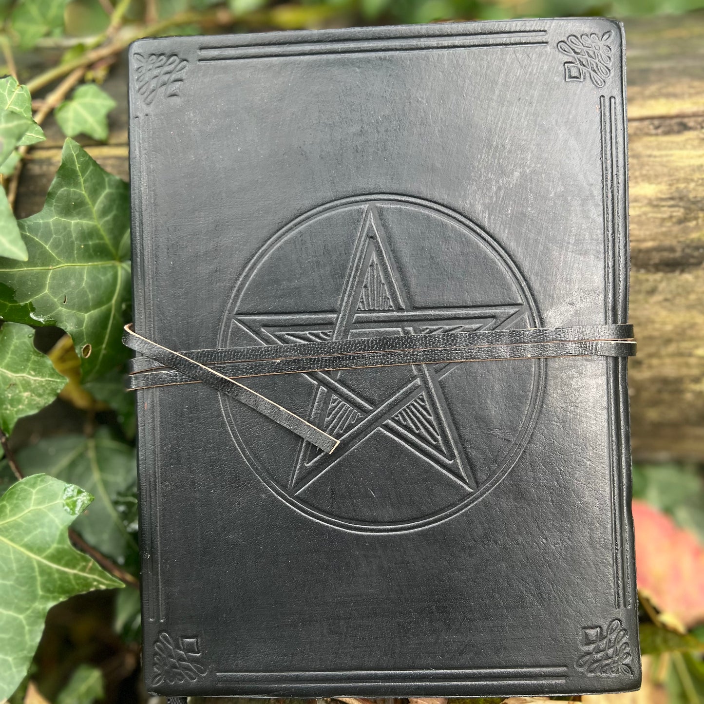 Grimoire en cuir noir Pentacle