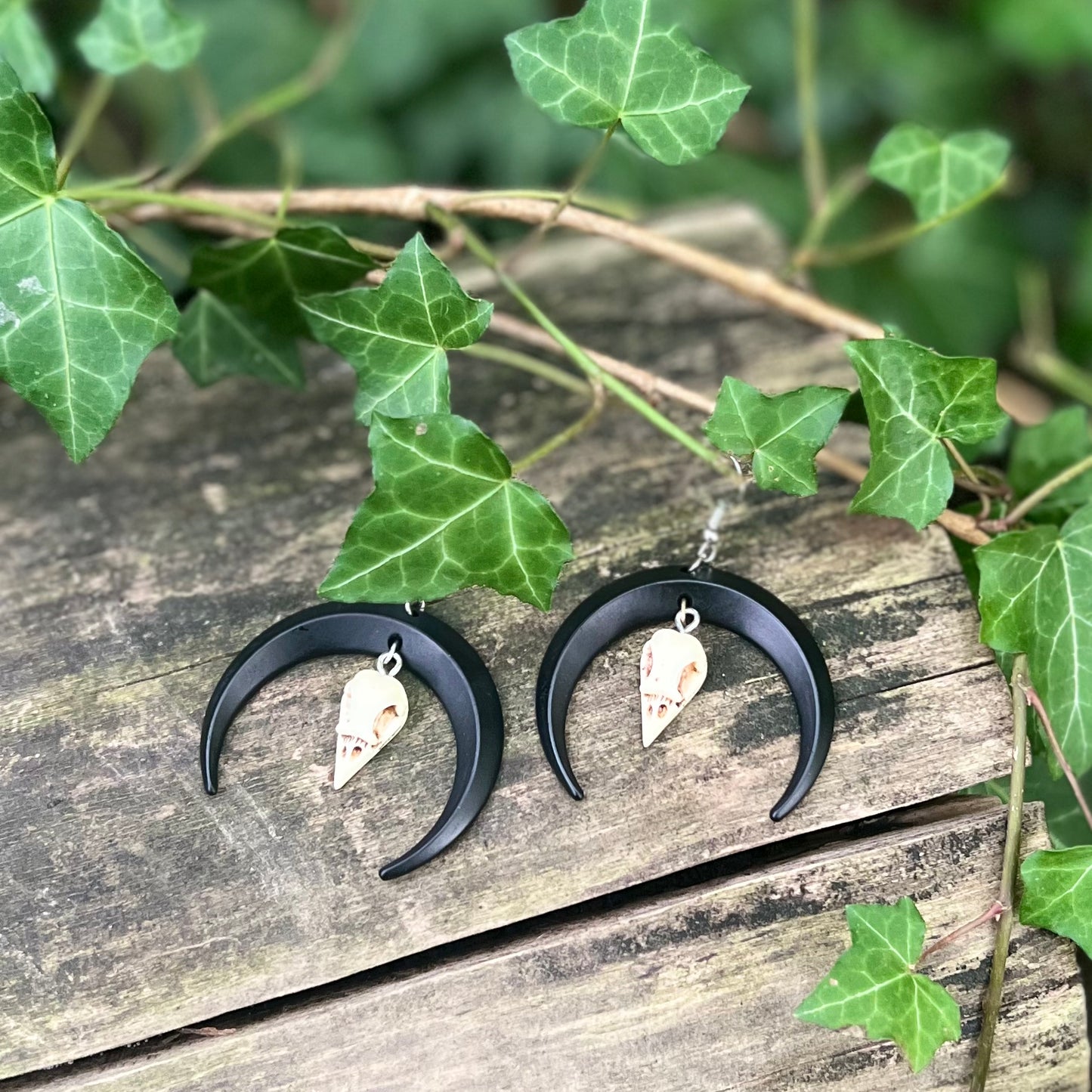 Boucles d’oreilles Morrigan - Lune et crâne de corbeau