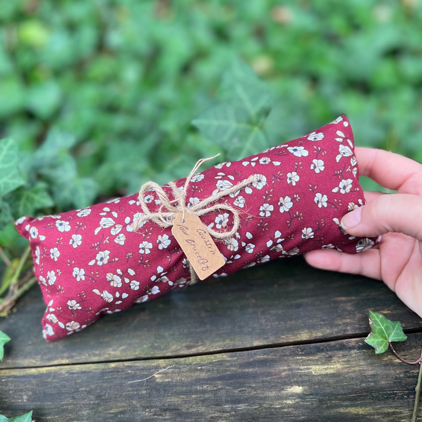 Coussin en tissu rouge pour bracelets - 20 cm