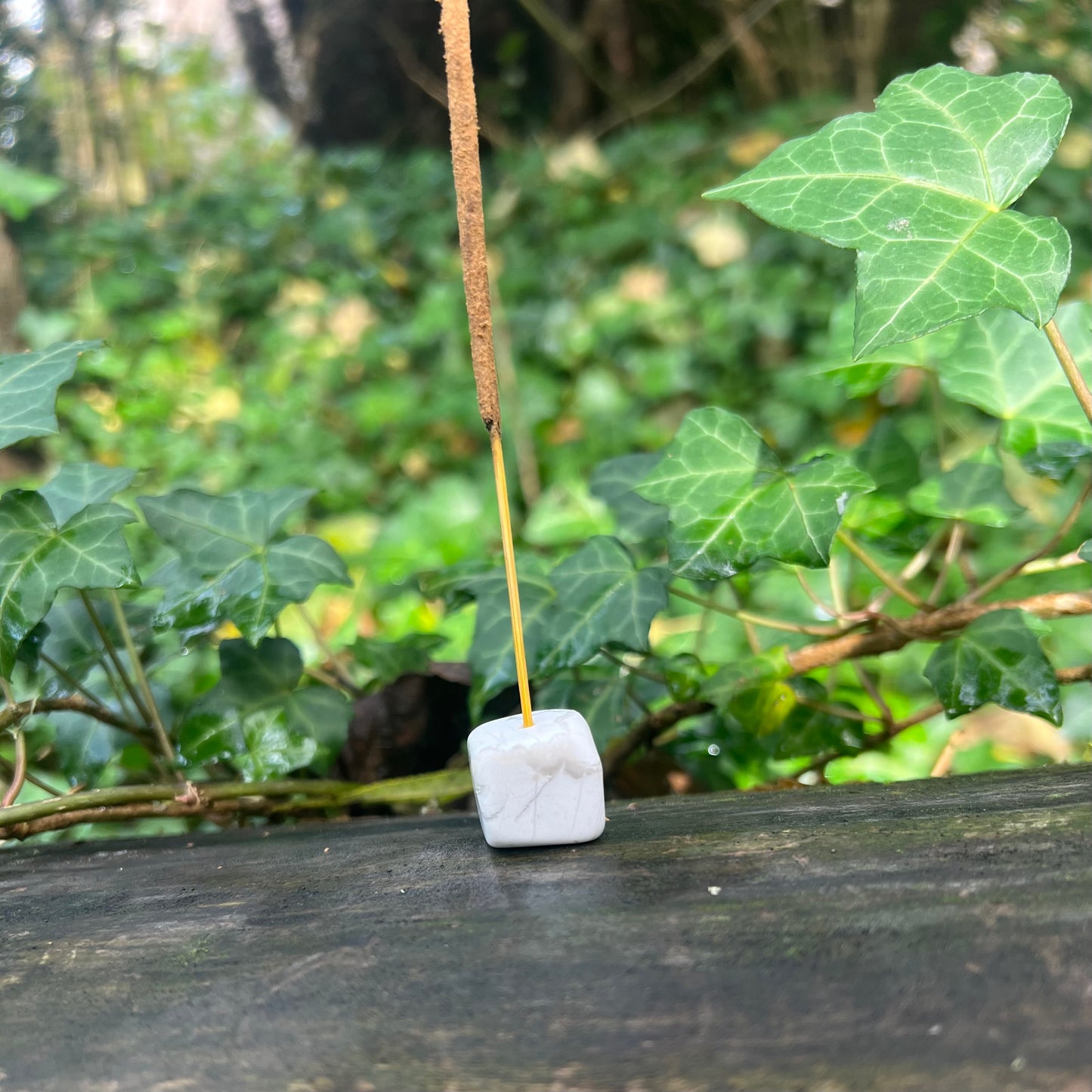Porte encens en Howlite
