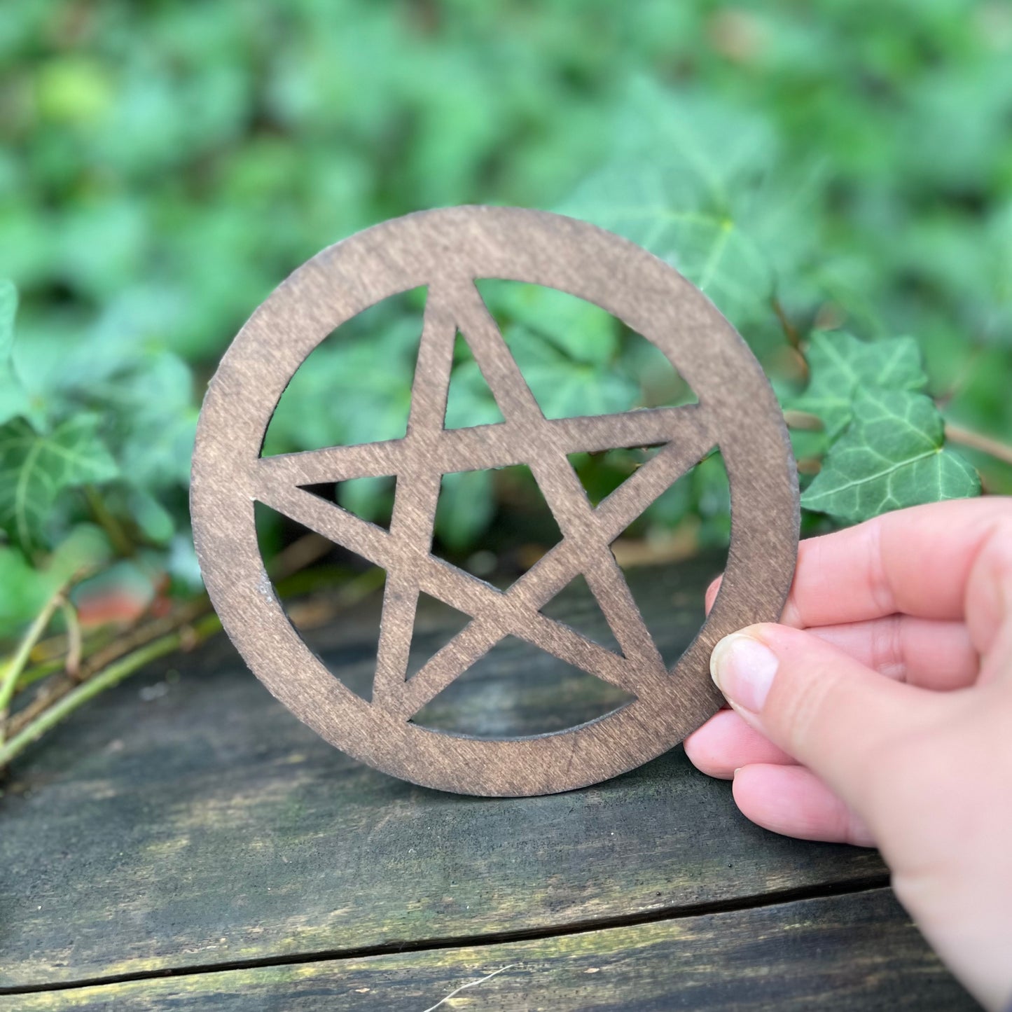 Pentacle en bois - décor autel - ornement à suspendre