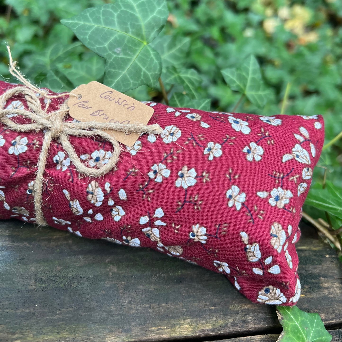 Coussin en tissu rouge pour bracelets - 20 cm