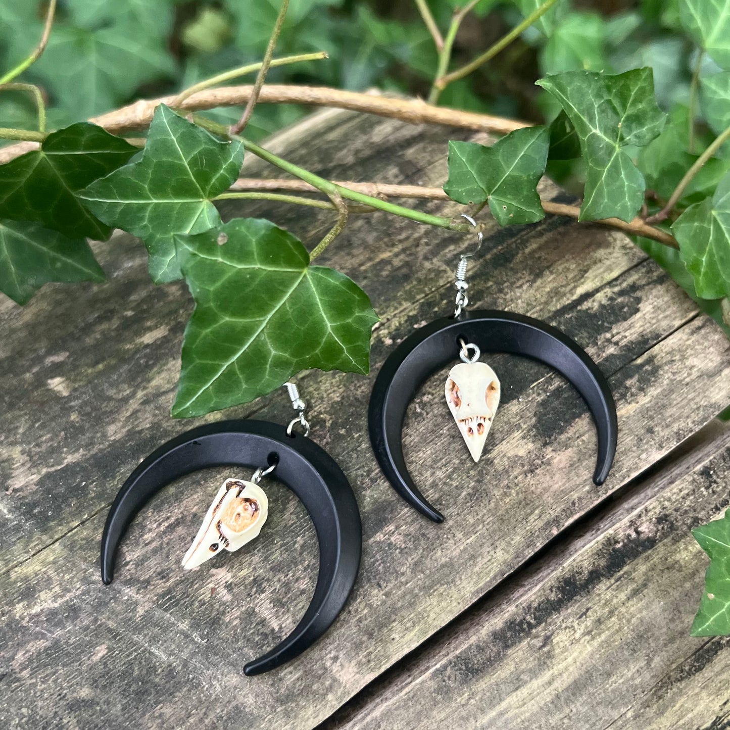 Boucles d’oreilles Morrigan - Lune et crâne de corbeau