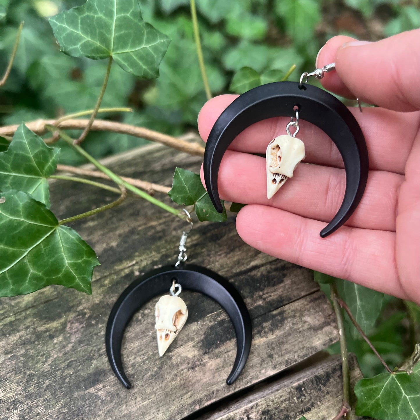 Boucles d’oreilles Morrigan - Lune et crâne de corbeau
