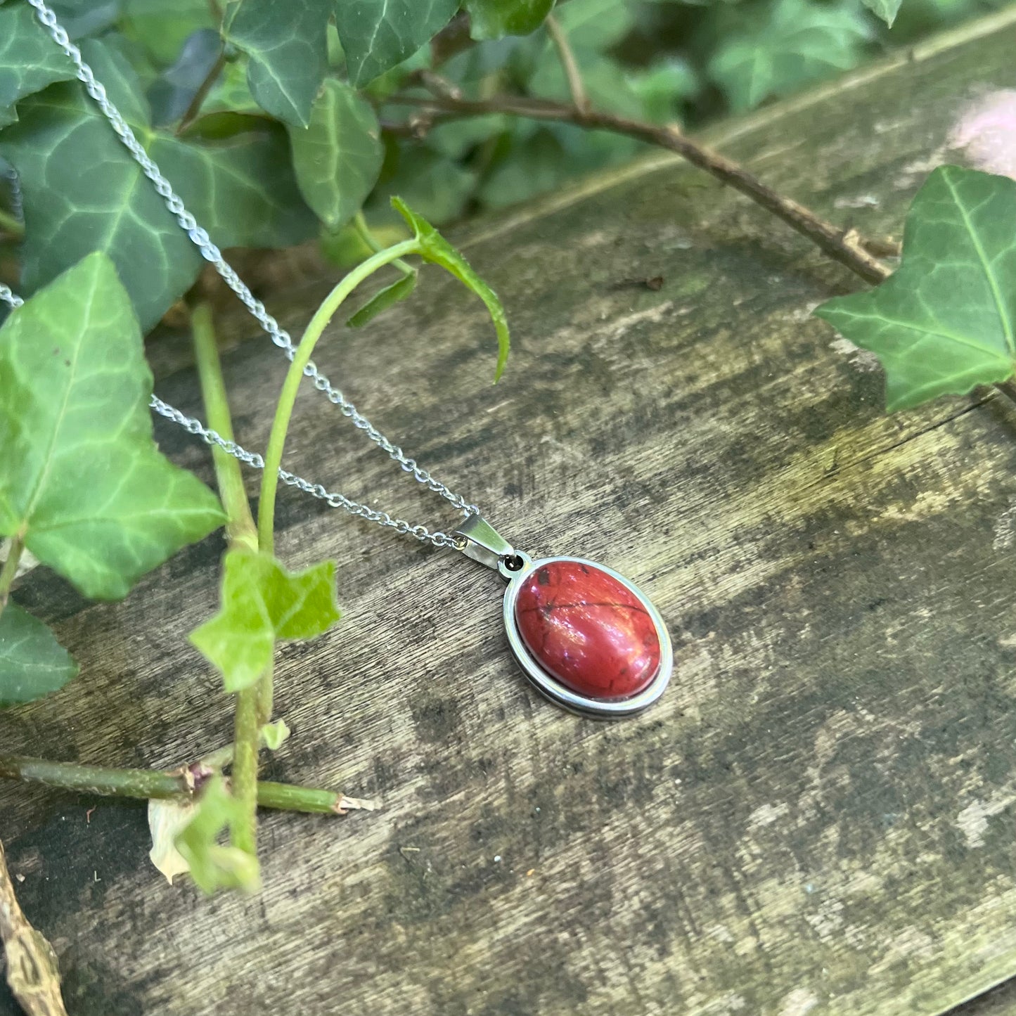 Collier Jaspe rouge - Cabochon ovale - acier inoxydable argenté
