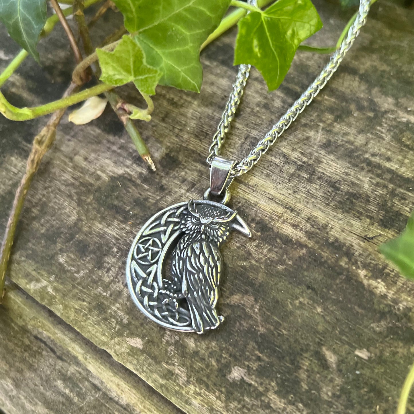 Amulette Hiboux sur lune - acier inoxydable