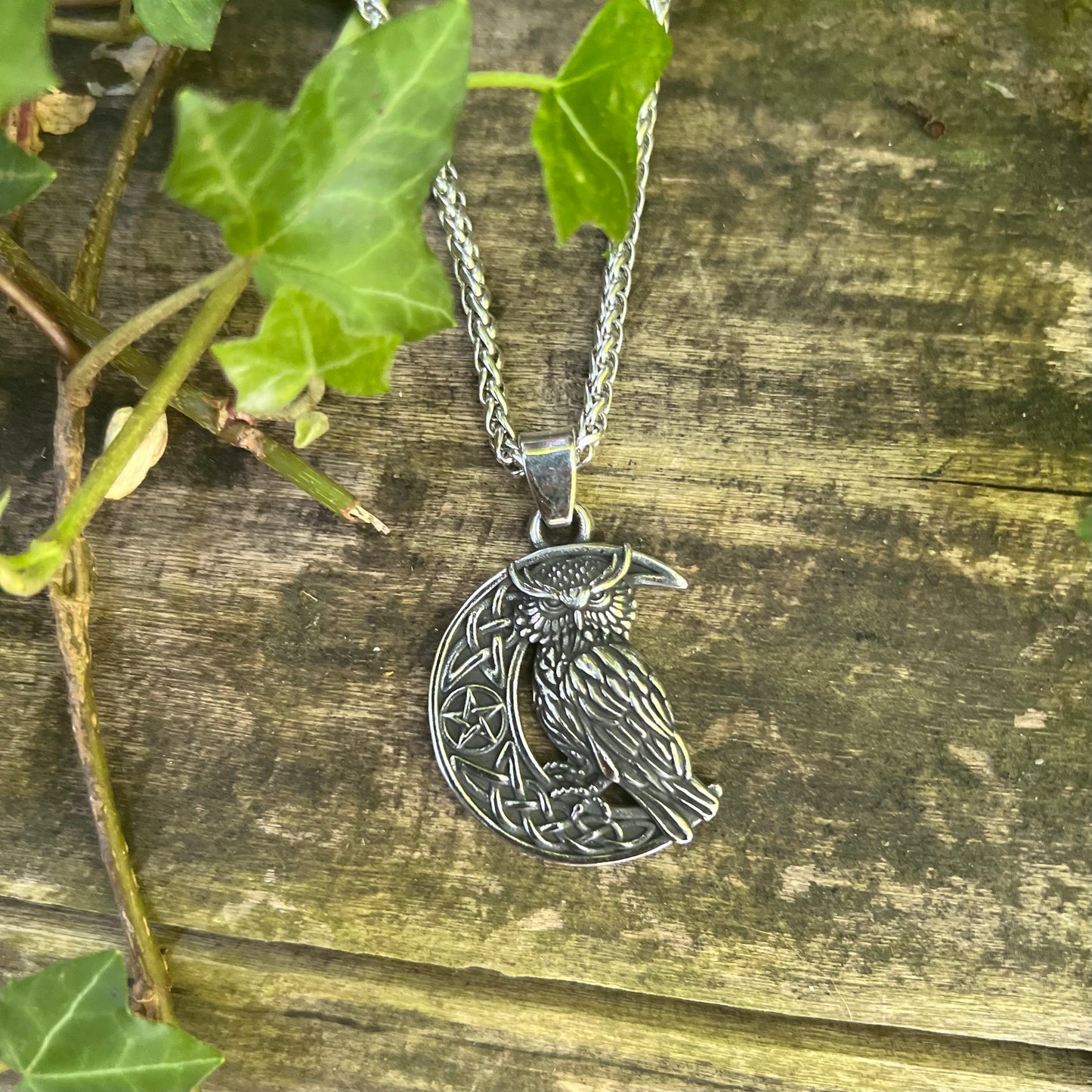 Amulette Hiboux sur lune - acier inoxydable