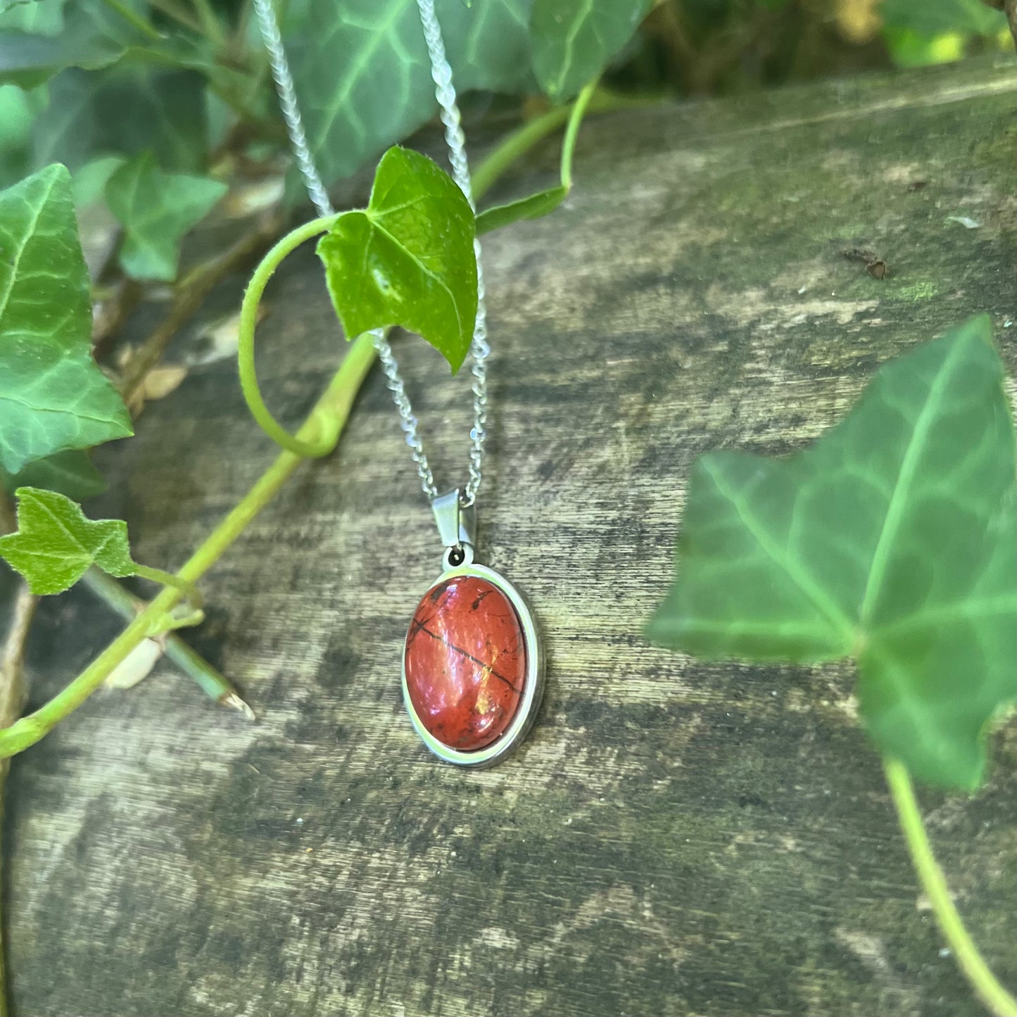 Collier Jaspe rouge - Cabochon ovale - acier inoxydable argenté