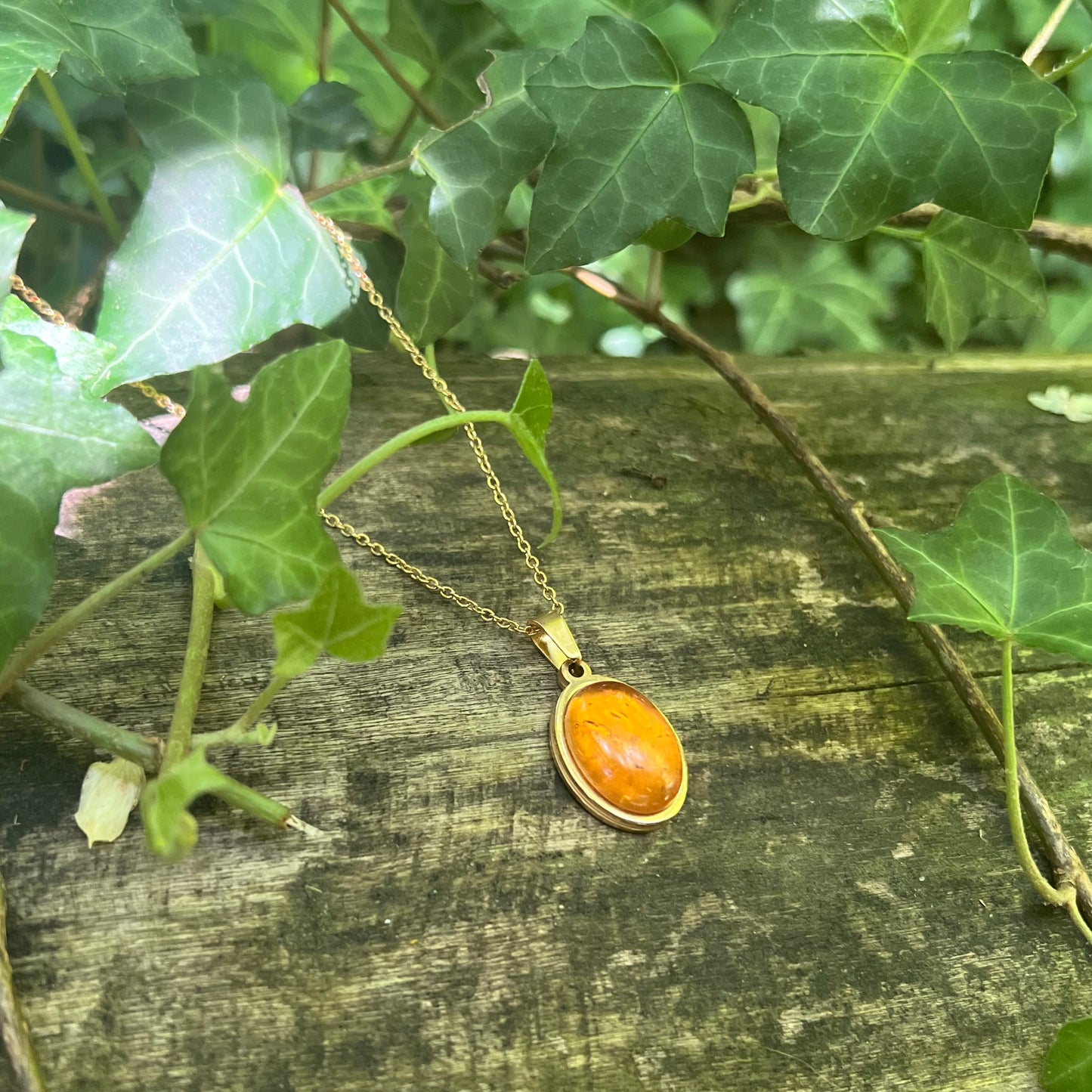 Collier Ambre - Cabochon ovale - acier inoxydable doré