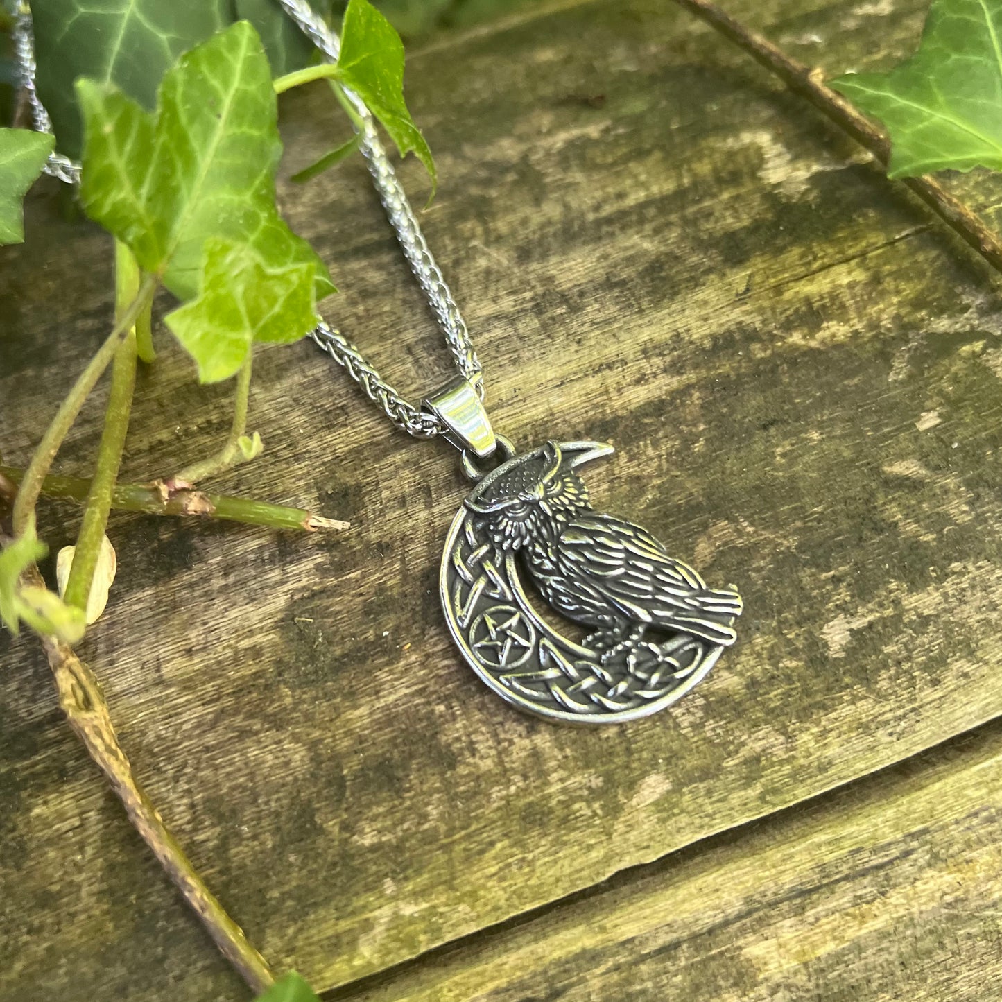 Amulette Hiboux sur lune - acier inoxydable