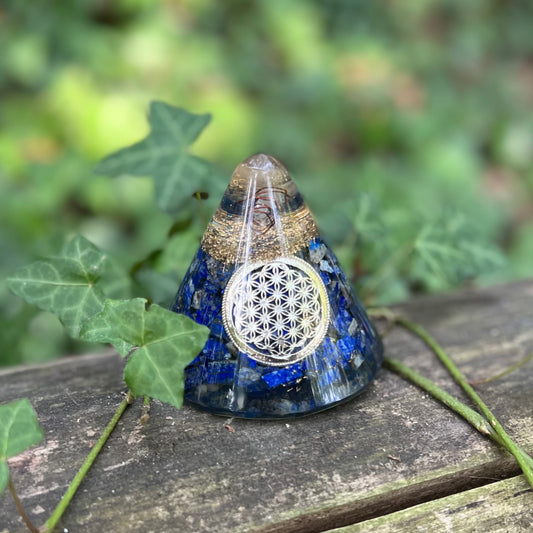 Pyramide Orgonite Lapis Lazuli, Quartz & Fleur de Vie
