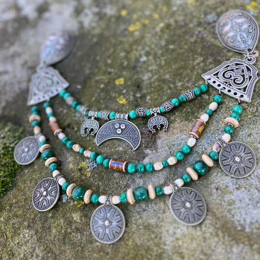 Collier Viking Broche tortue, Malachite & Perle céramique