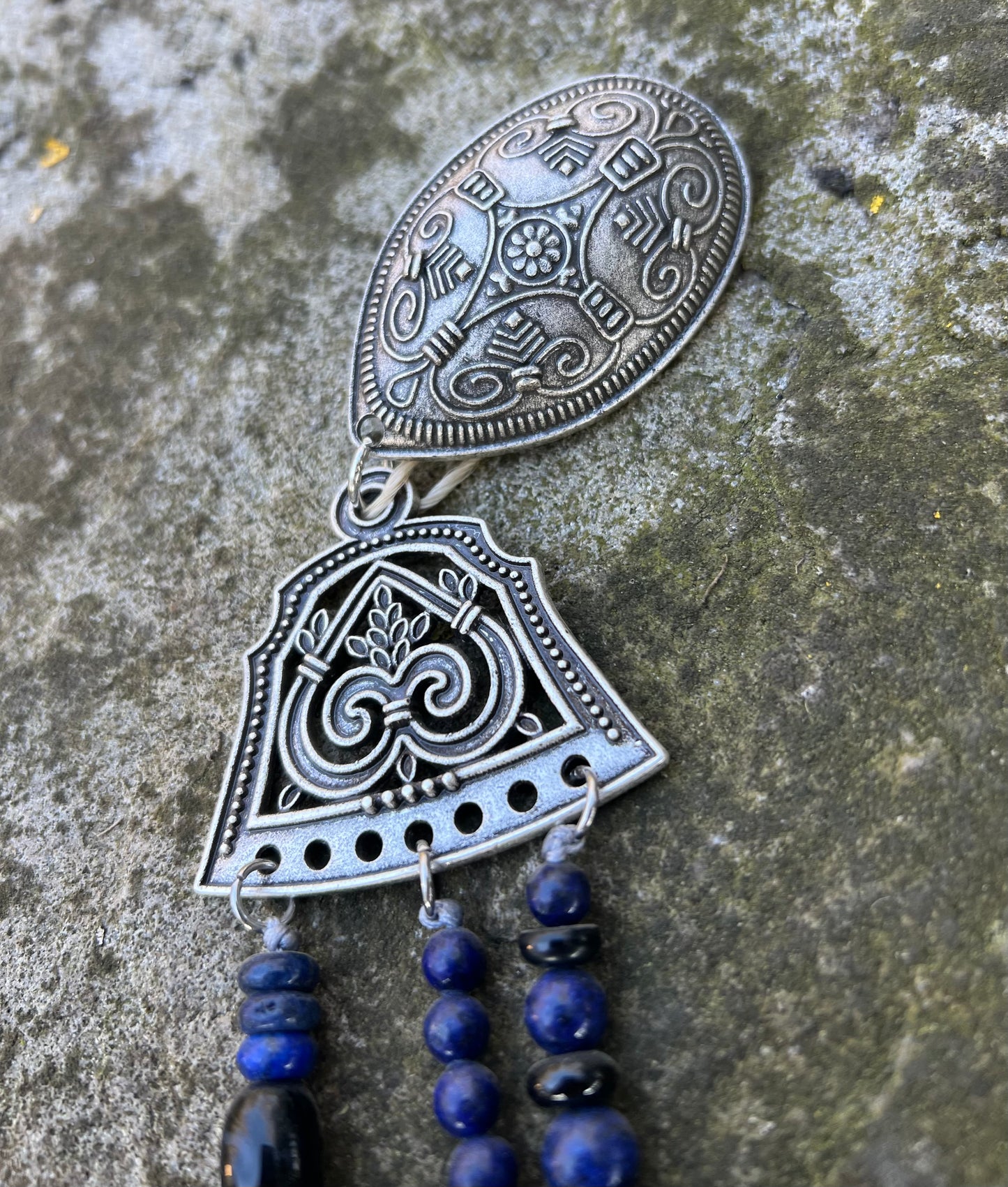 Collier / Ornement surcot Viking - Broche tortue - Lapis lazuli - Perle céramique bleue - Lune Slave