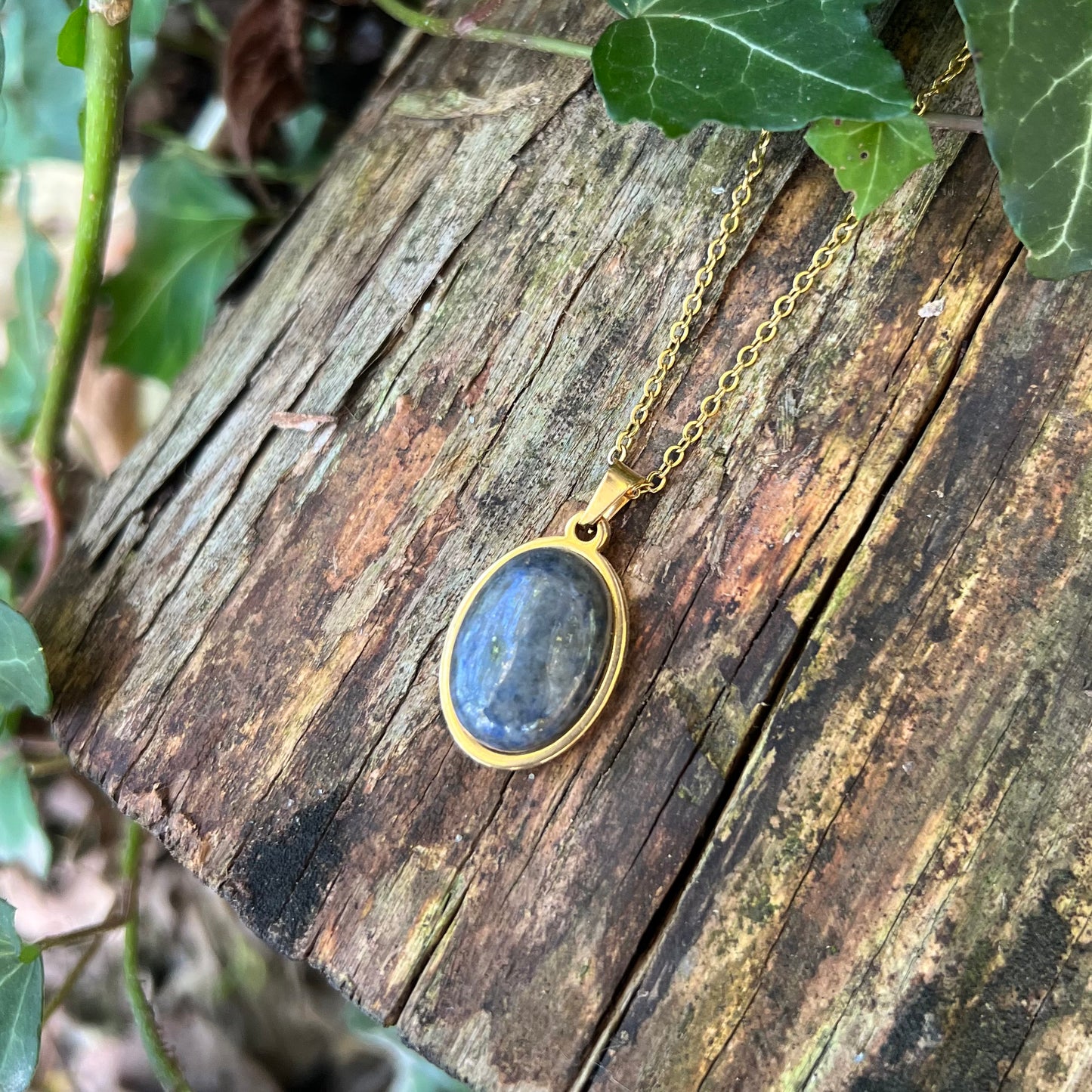 Collier Lapis lazuli - Cabochon ovale - acier inoxydable doré